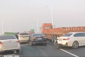 扬州高邮湖大桥多车相撞,目击者称至少五六十辆车相撞,主要原因系团雾
