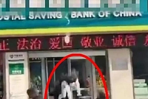 女孩跳楼过路男子扑救当肉垫 男子飞身上前跪地俯身半趴在地上!