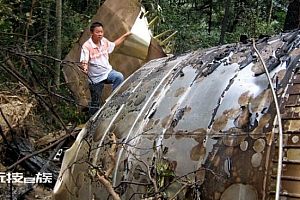 广西一村庄坠落火箭助推器残骸现场图曝光,最大残骸相当于一辆小巴车
