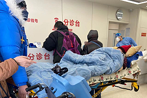 中国最知名呼吸科医院的急救室一夜 输液室挤满人