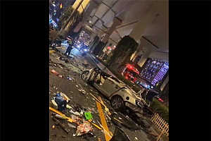 上海交警通报一小客车从高架坠下 车顶塌陷司机送医