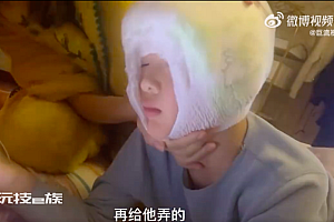 妈妈巧用尿不湿给高烧儿子降温 医生:不推荐!