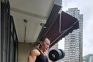 66岁大爷9年练出8块腹肌:引了百万网友围观点赞