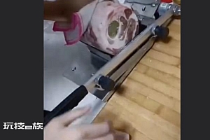 男子切羊肉片发现中间呈绿色膏状:网友回答五花八门