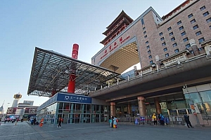 北京西站旅客戴N95 不少人穿防护服 戴护目镜出行