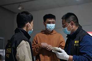 殡葬“黄牛” 高价贩卖业务受理名额 上海警方出手 抓获20多名