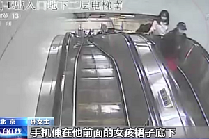 为敢于出声点赞!两名女孩勇敢揪出地铁站违法偷拍的男子