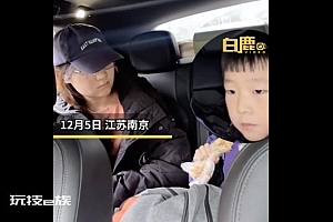 男孩嚼饭3分钟妈妈一口吃掉送上学,妈妈:孩子有拖延症