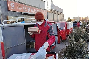 快递小哥进京支援 “谢谢你熟悉的陌生人”