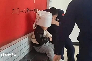 熊孩子头卡电饭煲消防员都看懵了:要当奥特曼?