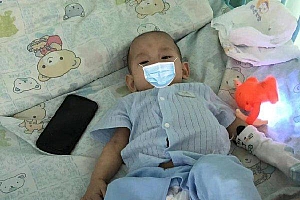 癌症宝宝遭开腹后又遇复发妈妈躲卫生间崩溃 一家人要坚强啊