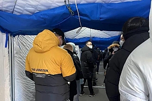 患者激增 医护人员大面积感染,医院让轻症医生带病上班