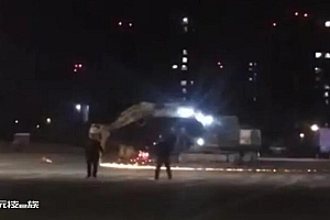 郑州一挖掘机安装破碎锤在马路中间疯狂破坏 人失控了特警和狙击手都来