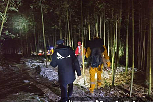 上海母子赏雪被困杭州龙王山顶获救 2岁儿子已失温