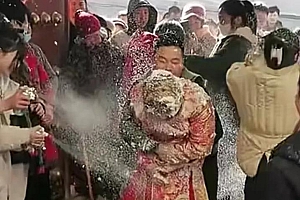 新娘被数人婚闹叠罗汉 头上喷满泡沫!这是胡闹这违背道德