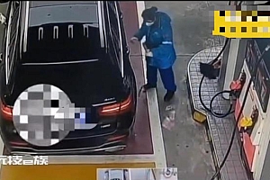 奔驰车主回应“加完油将钱扔地上”:抢着付钱所致