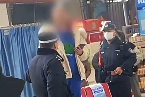 女子候车厅吸烟挑衅警察被带走 大家鼓掌拍手称快