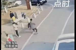 男孩滑板失控俯冲被路人一秒拽回 自谦:本能反应