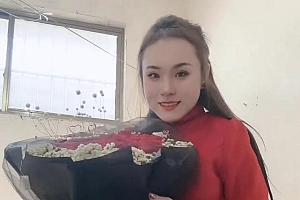 女子离婚带娃嫁初恋激动到睡不着收隆重聘礼 被重视真好!