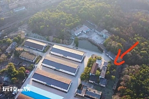 校方曾派老师和胡鑫宇家属共同进粮库找人:并未到达遗体发现点