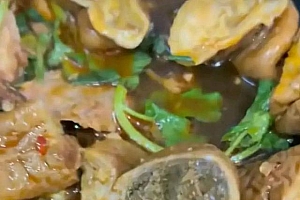 女子称肥肠中吃出猪粪便 餐厅回应:退钱 送2瓶水
