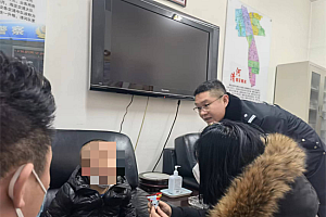 认错了妈妈和姐姐,三岁娃当街走失幸遇执勤交警!认错了妈妈和姐姐