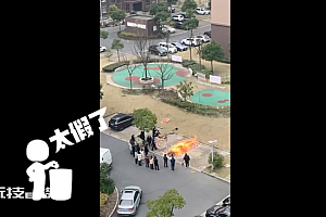 新冠迫使中国家庭当街焚化尸体?谣言!实为市民为逝者烧祭品
