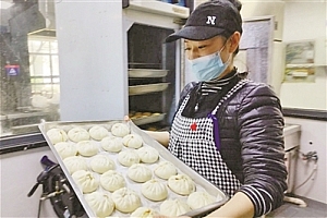 食堂姐姐回老家过年前,一口气包了上千个饺子肉包塞满将消防队冰柜