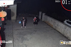 孩子守到深夜1点等务工爸妈回家过年 网友:有人等待就是幸福