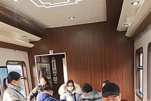 女子乘火车遇麻将专列生意火爆,网友:到站了还想再打两圈咋整