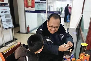 北京市民路边捡到孩子被带到派出所懵了!大过年的孩子丢了