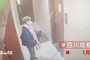 女子称遭遇老人拄拐碰瓷敲门  不敢开门还有同伙在录