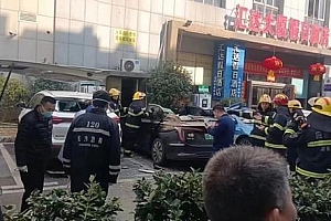 26层高楼空调外机掉落致1人身亡3车受损 1车顶坍塌
