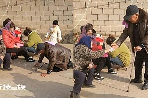 7旬老人给93岁岳母磕头拜年 收到压岁钱开心放进口袋里