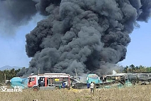 三亚67辆新能源客车被烧 现场发出连续爆炸声