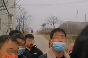 500米路村民设3处路障拦婚车要烟 网友:太给河南丢脸