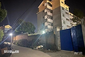 胡鑫宇所在学校宿舍墙外就是金鸡山脚下,遗体地点与学校仅一墙之隔