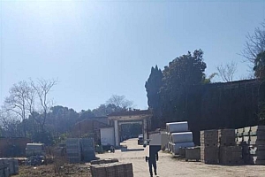 胡鑫宇是怎样进的粮库?媒体实探粮库外一路段未设围墙,从山上可直接进入