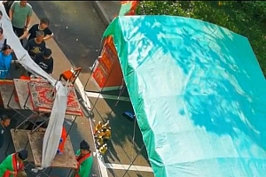 上海一小区多户占公共区域搭灵棚 焚烧衣物夜半哭灵