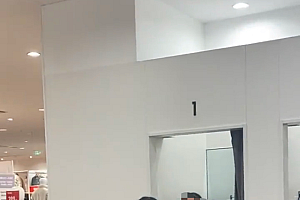 女子在优衣库试衣遭两男童推帘 反被家长质问为什么跟小孩计较