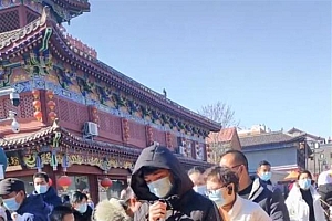 岳飞庙背诵满江红免票 市民排长队 已有4千人免票