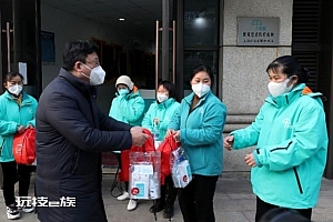 上海一线医护收到6000元补贴,浙江为老人发防疫包,多举措展现抗疫温情