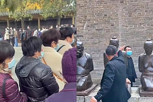 游客排长队打秦桧雕像 大妈用鞋底暴抽秦桧跪像