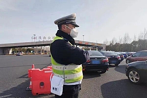 各地返程高峰:匝道处车辆排队缓行,最长要8小时才能通过