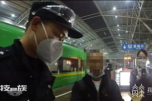 男子误把绿色动车当绿皮车抽烟被拘 烟瘾大到上头