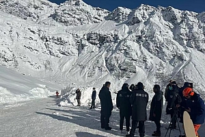亲历者讲述西藏雪崩隧道现场:一大片雪‘咣’地砸下来,车子就被打翻了