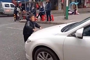 “小马云”当街拦车要钱,当地:家人指使,已与家人沟通