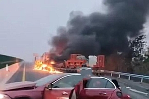河南信阳高速发生车祸 一货车起火,目击者:相撞后又撞击多车,所幸无人伤亡