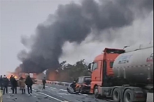 安徽一高速发生车祸已致4死4伤:两车相撞后又撞击多车!