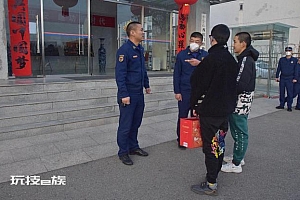 北京两名男孩连续9年春节“慰问”消防员,见证儿童到少年